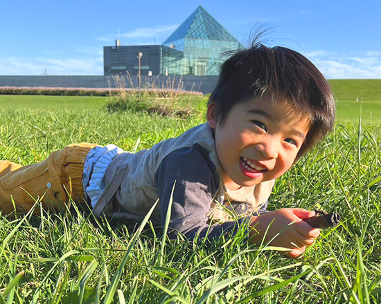 寝そべるお子さん