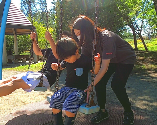 一緒にブランコで遊ぶ様子