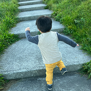 階段をのぼるお子さん