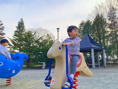 遊具にのる子供達