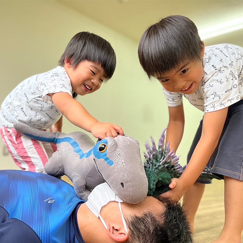 遊具にのる子供達